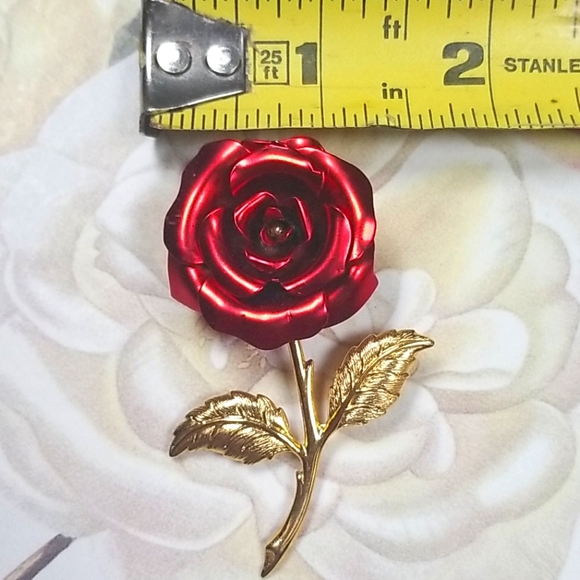 Vintage Red Rose Satin Finish Goldtone Brooch Pin - Picture 13 of 13